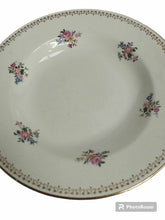 Charger l'image dans la galerie, Lot d'assiettes en porcelaine