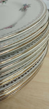 Charger l'image dans la galerie, Lot d'assiettes en porcelaine