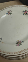 Charger l'image dans la galerie, Lot d'assiettes en porcelaine