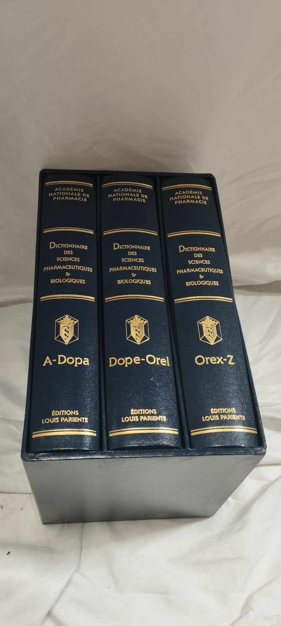 Coffret de trois dictionnaires des sciences pharmaceutiques et biologiques